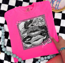 Load image into Gallery viewer, Kissing Lips Glitter Polaroid TRANSFER CTD ET DEC 25