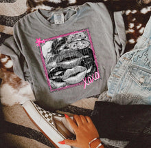 Load image into Gallery viewer, Kissing Lips Glitter Polaroid TRANSFER CTD ET DEC 25
